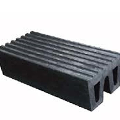 Black Shock Tug Boat Fenders Marine Fenders Port Equipment For Dock Protection